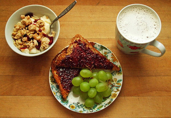 Desayuno completo con frutas, proteinas y lacteos